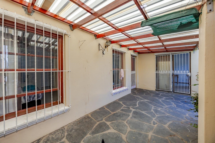 5 Bedroom Property for Sale in Lakeside Western Cape